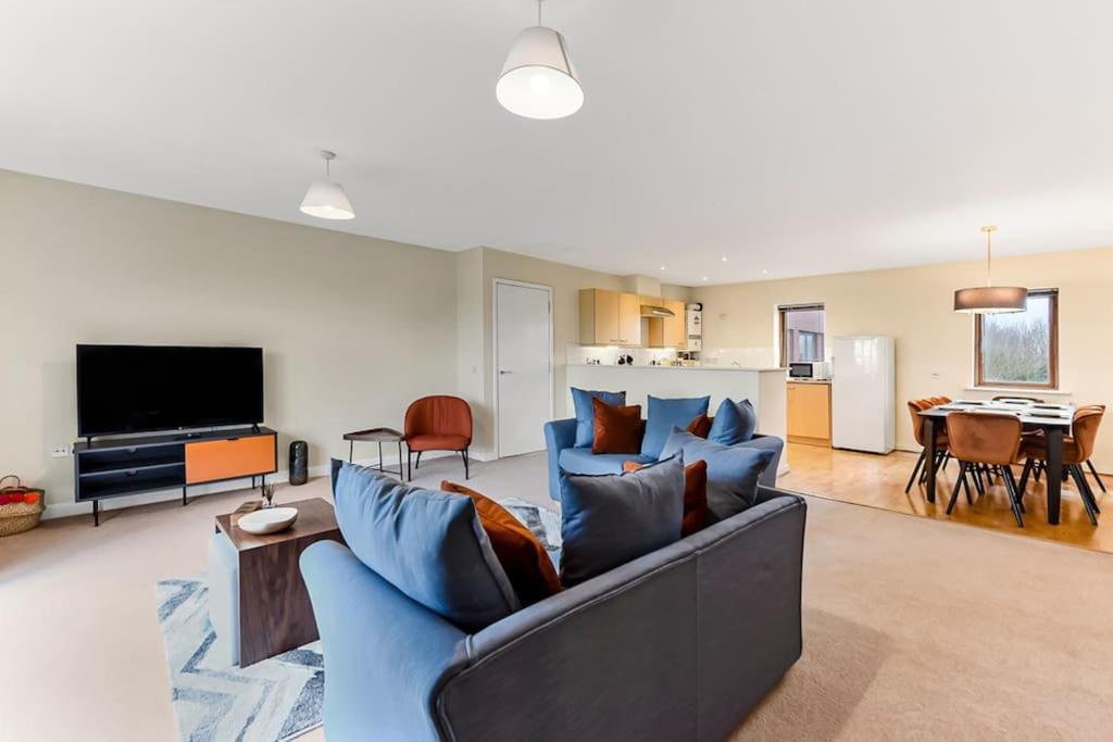 Large Group & Contractor Booking! Duplex W/Parking Milton Keynes Exterior foto